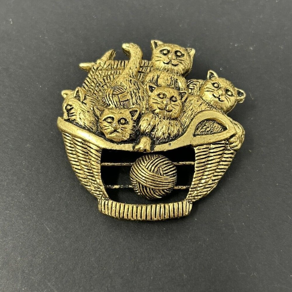 Vntg 1995 BG Signed Bergdorf Goodman Kitty Cat Yarn Basket Gold-Tone Brooch Pin